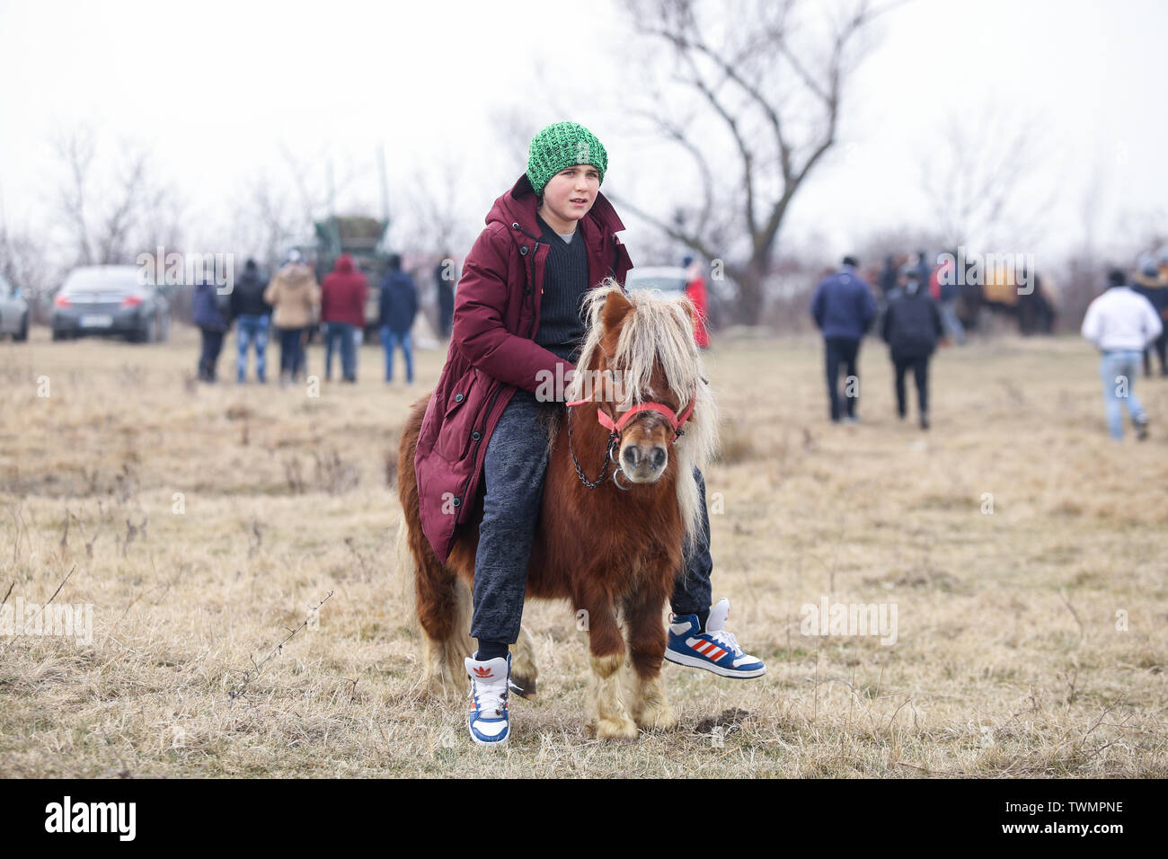 Pietrosani, Romania - 6 Gennaio 2019: il giovane ragazzo è bareback cavalcare un pony prima di un'Epifania festa corsa di cavalli. Foto Stock