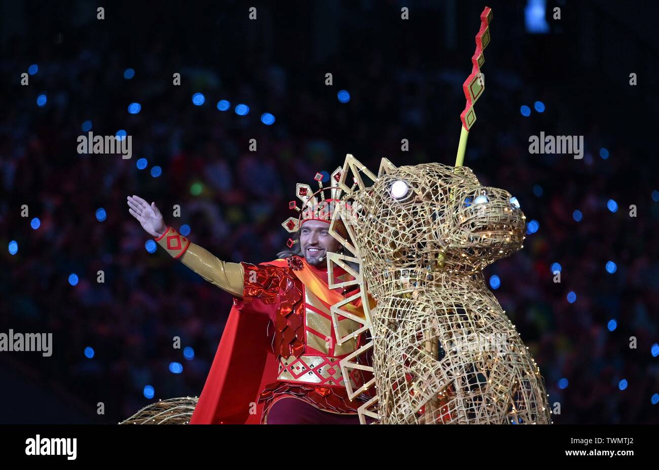 Minsk, Bielorussia. Il 21 giugno, 2019. Un ballerino entra in bcak di un cavallo/Dragon. Cerimonia di apertura del 2° giochi europei a Minsk2019. Minsk. La Bielorussia. 21/06/2019. Credito: Sport In immagini/Alamy Live News Foto Stock