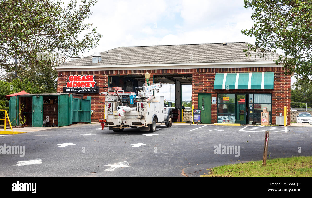 MOORESVILLE, NC, USA di giugno 19, 2019: un grasso olio scimmia cambiare & auto service center. Foto Stock