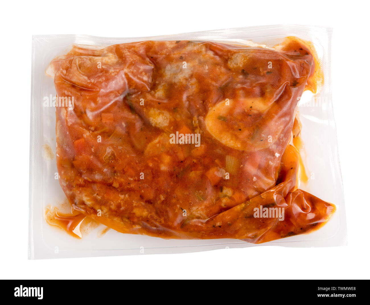 Confezionato sotto vuoto pasto di ossobucco preparato con carne di vitello in un vino e salsa di frutta in una borsa di plastica sigillata per congelamento o per estendere la vita di scaffale Foto Stock