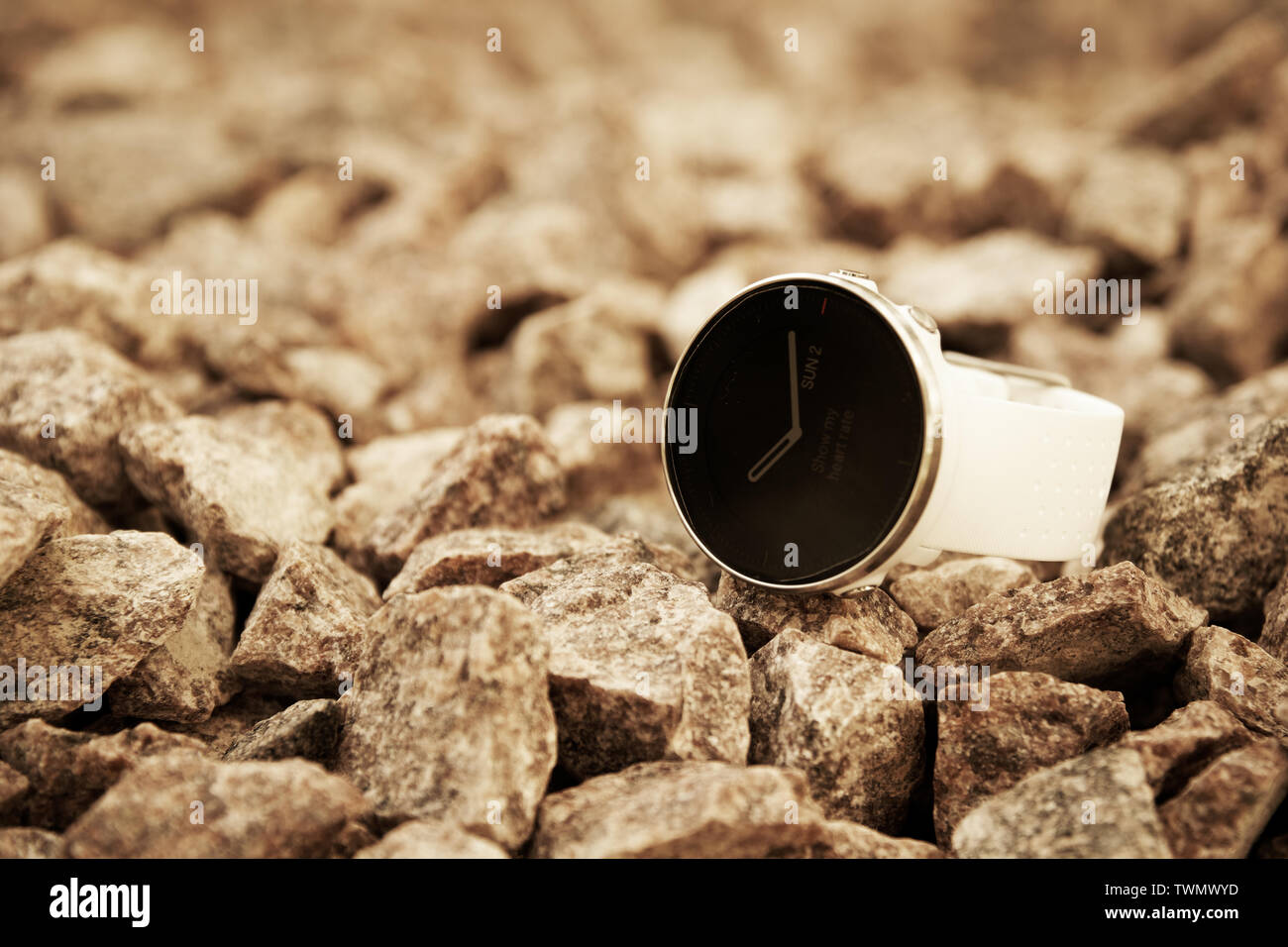 Orologio sportivo per il triathlon sulla ghiaia in granito. Orologio intelligente per tenere traccia delle attività quotidiane e la forza di formazione Foto Stock