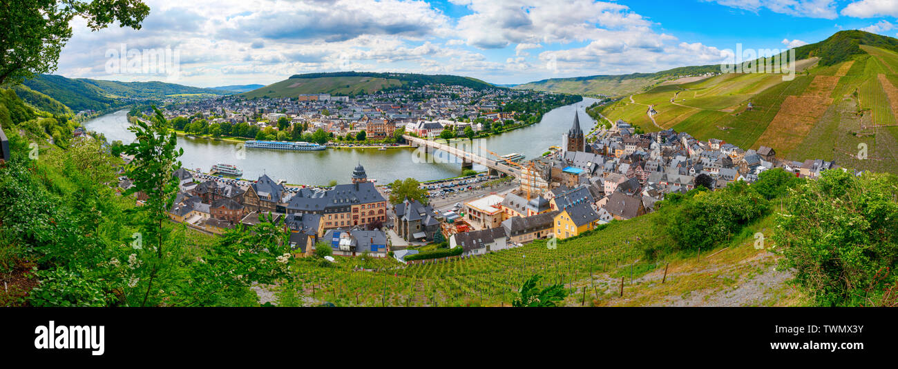 Vista panoramica di Bernkastel-Kues e il fiume Moselle con i circostanti vigneti della Mosella-valle. Renania-palatinato, Germania. Foto Stock