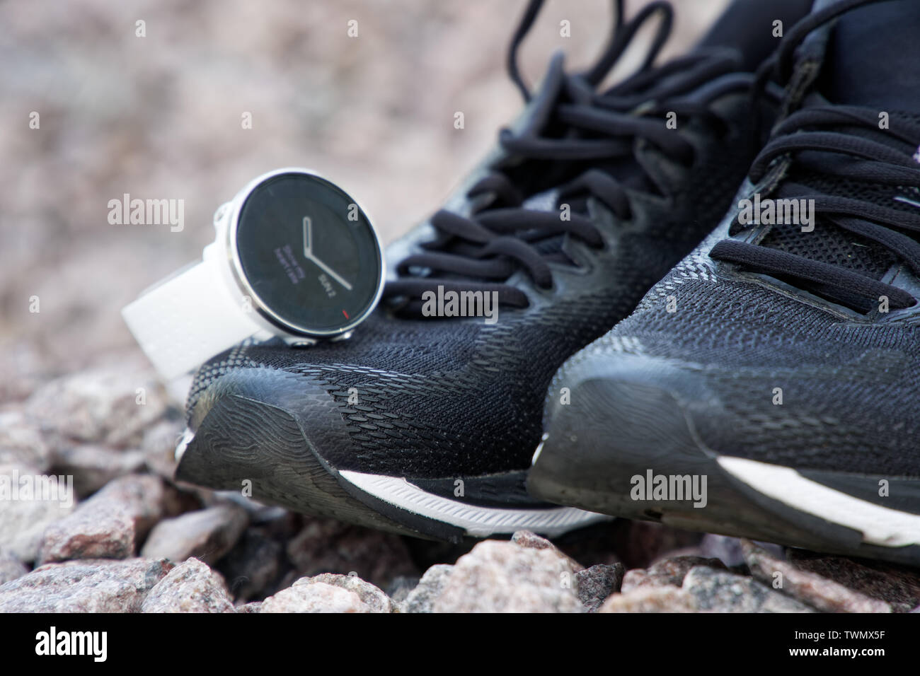 Orologio sportivo per crossfit e triathlon sulle scarpe da corsa. Orologio intelligente per tenere traccia delle attività quotidiane e la forza di formazione Foto Stock