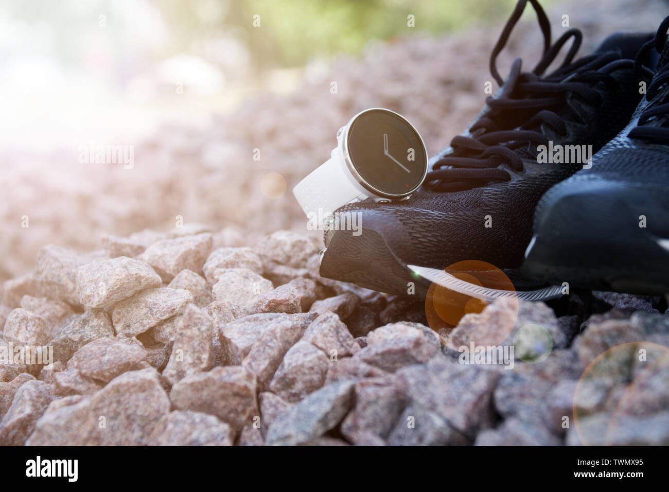 Orologio sportivo per crossfit e triathlon sulle scarpe da corsa. Orologio intelligente per tenere traccia delle attività quotidiane e la forza di formazione Foto Stock