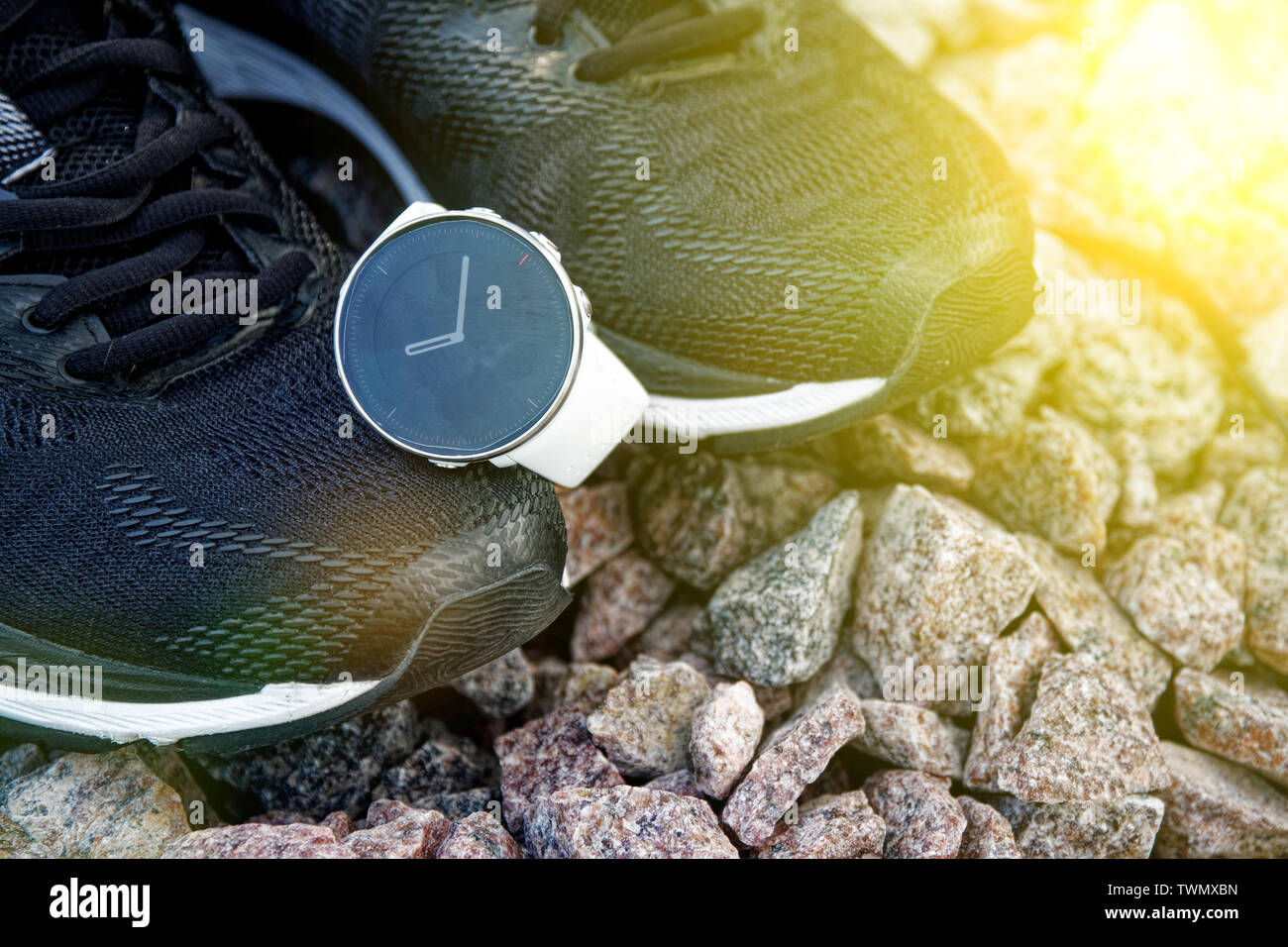 Orologio sportivo per crossfit e triathlon sulle scarpe da corsa. Orologio intelligente per tenere traccia delle attività quotidiane e la forza di formazione. Sun fari abbaglianti Foto Stock