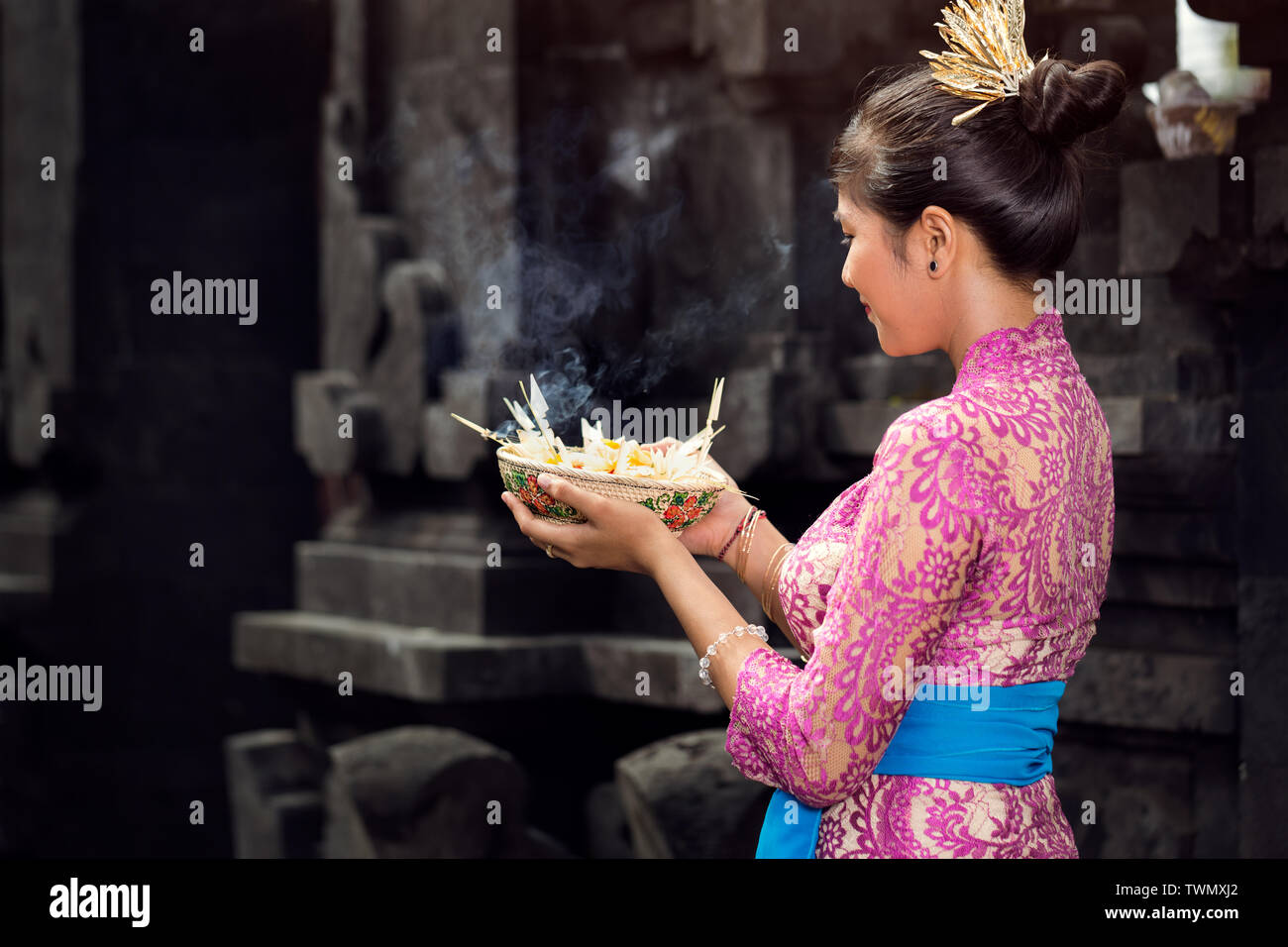 Donna Balinese con dèi offerte in tradizionali abiti cerimoniali Foto Stock