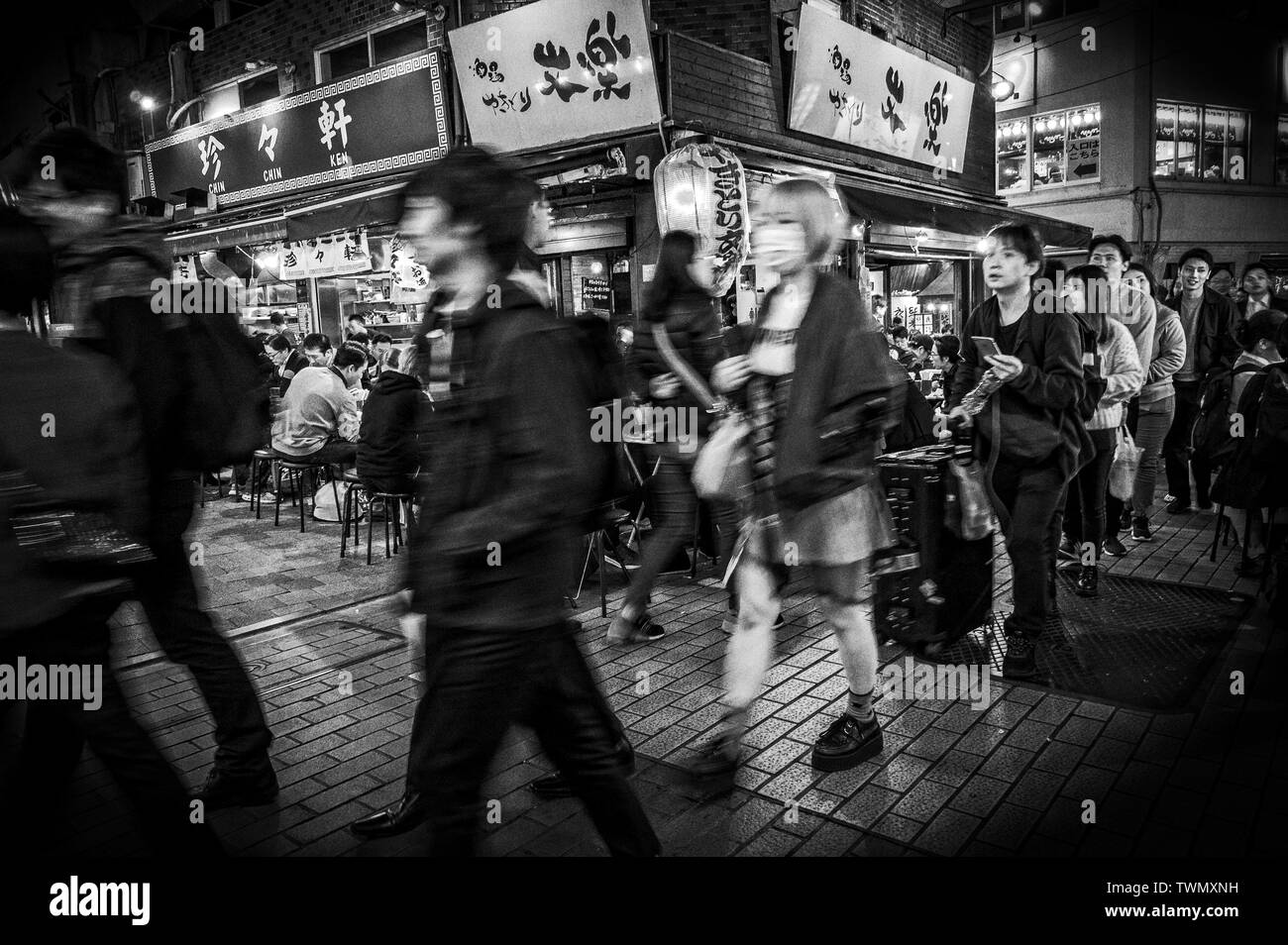 Tarda Notte a mangiare in centro a Tokyo Giappone Foto Stock