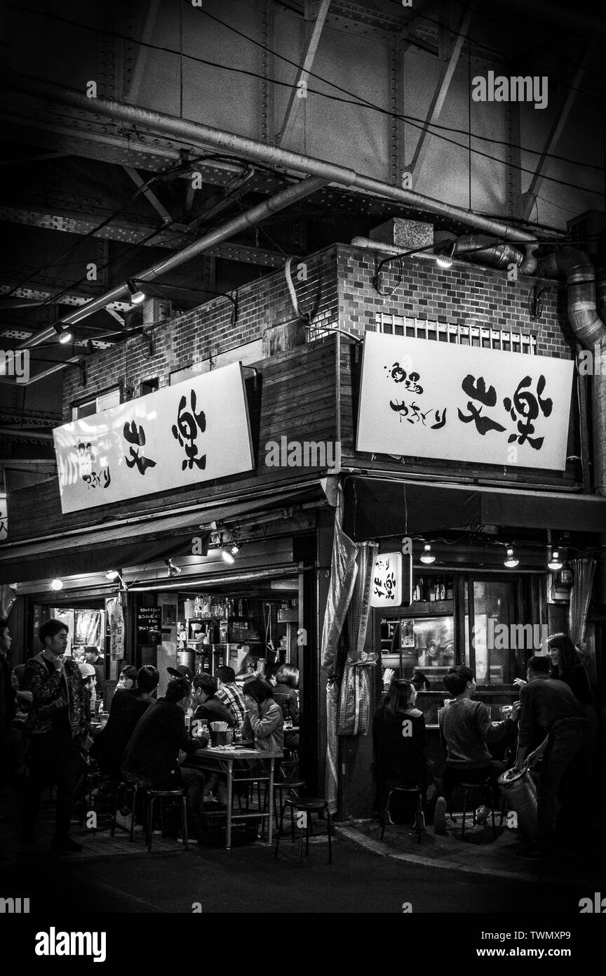 Tarda Notte a mangiare in centro a Tokyo Giappone Foto Stock