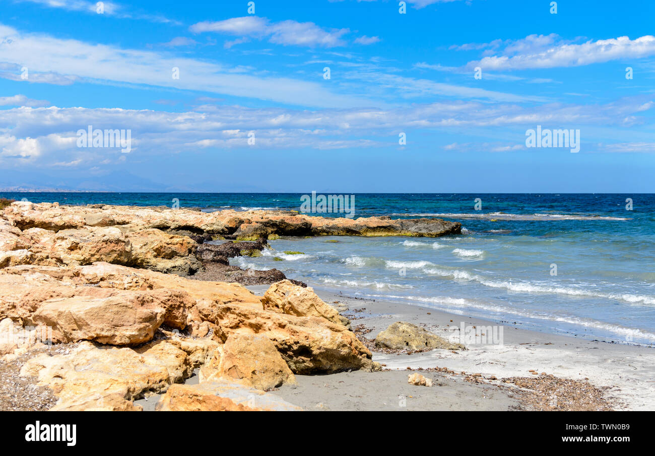 Vista sul mare mediterraneo, shore vicino a Alicante, Spagna. Foto Stock