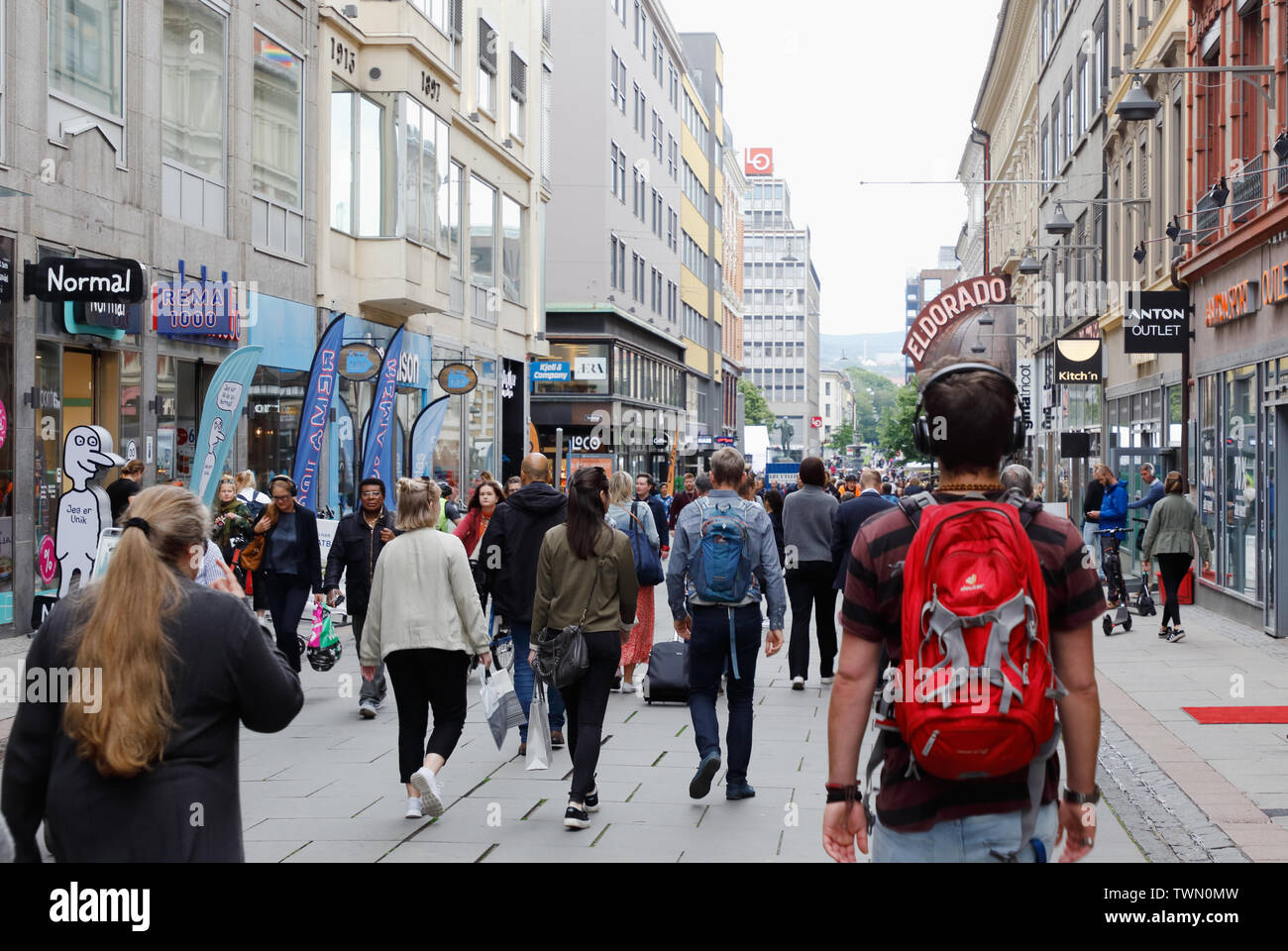 Oslo, Norvegia - 20 Giugno 2019: la gente che camminava sul Torggata strada pedonale nel quartiere downdtown. Foto Stock