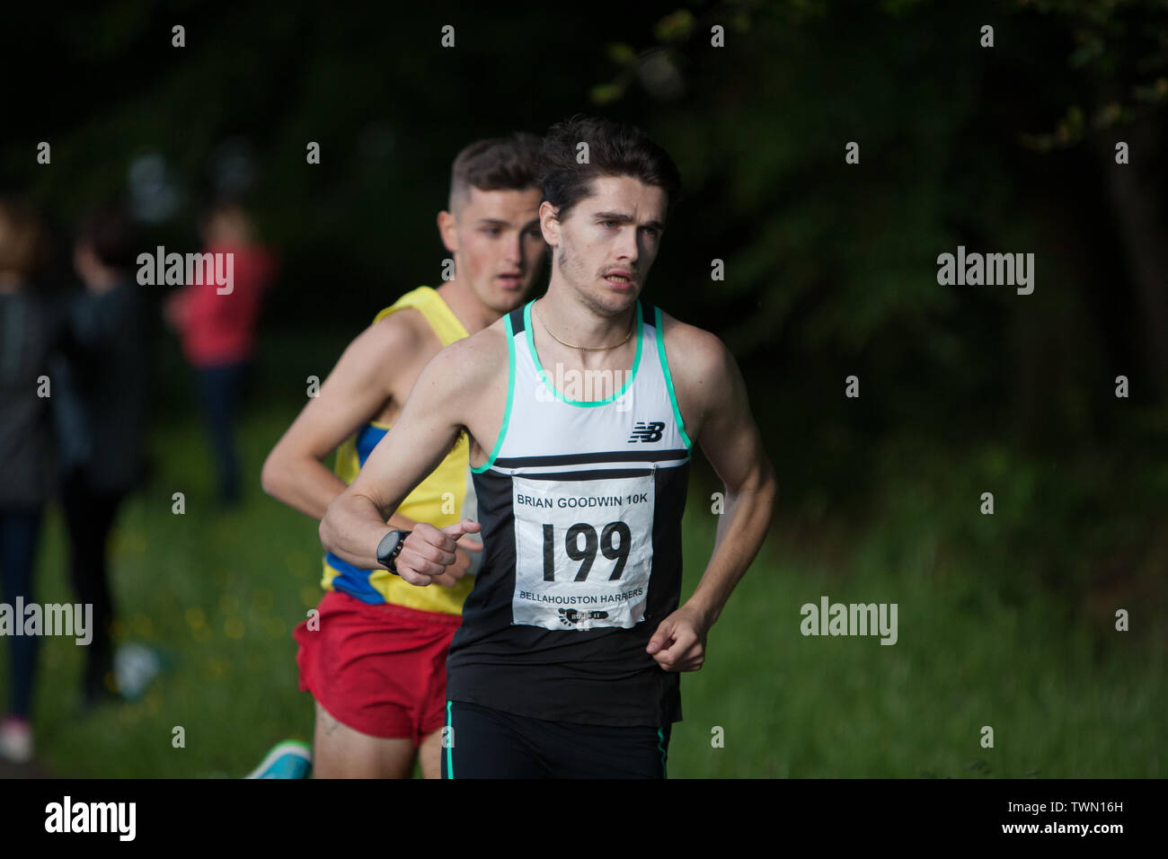 Glasgow, Scozia. Il 21 giugno, 2019. La Brian Goodwin Memorial 10km di corsa su strada, ospitato da Bellahouston Harriers running club, e tenutasi a Glasgow's Scenic Pollok Country Park, questa sera è stato vinto da Olympian Callum Hawkins in un tempo di 29minuti 06s. (Hawkins indossa la Bib 199, Kilbarchan AAC); 2° Maschio fu Jamie Crow (Bib 108, Centrale AC) con un personale migliore tempo di 29min 43sec e 3° Maschio fu James Donald (30:11, Bib 130, Dundee Hawkhill Harriers). Credito: jeremy sutton-hibbert/Alamy Live News Foto Stock