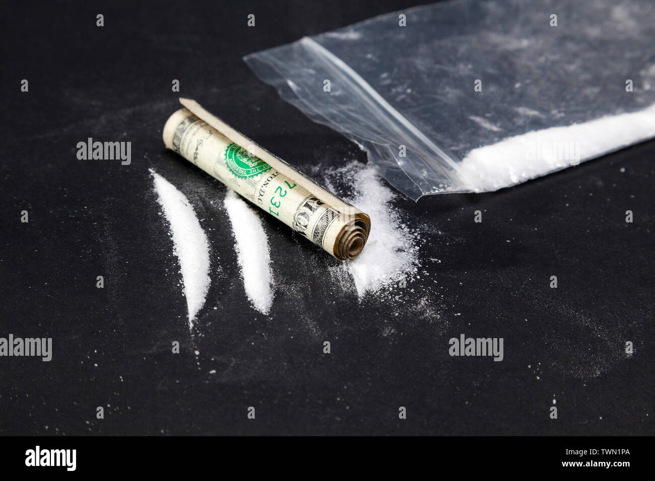Strisce di cocaina. Percorso di farmaco di cocaina con il dollaro e la borsa piena di farmaci Foto Stock