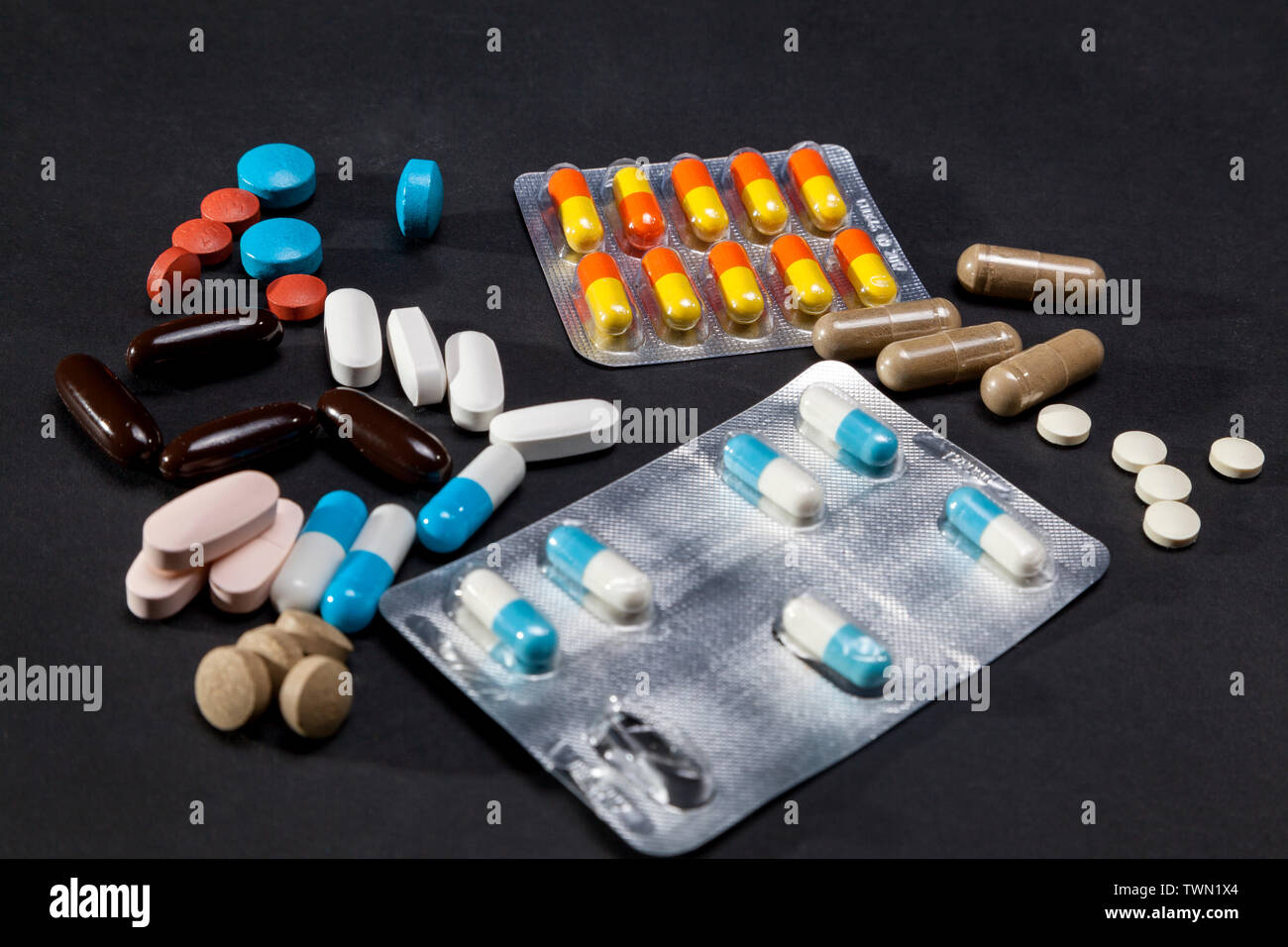 Grande gruppo di medicina di droghe. Eventuali fuoriuscite di pillole e medicamento su sfondo nero Foto Stock