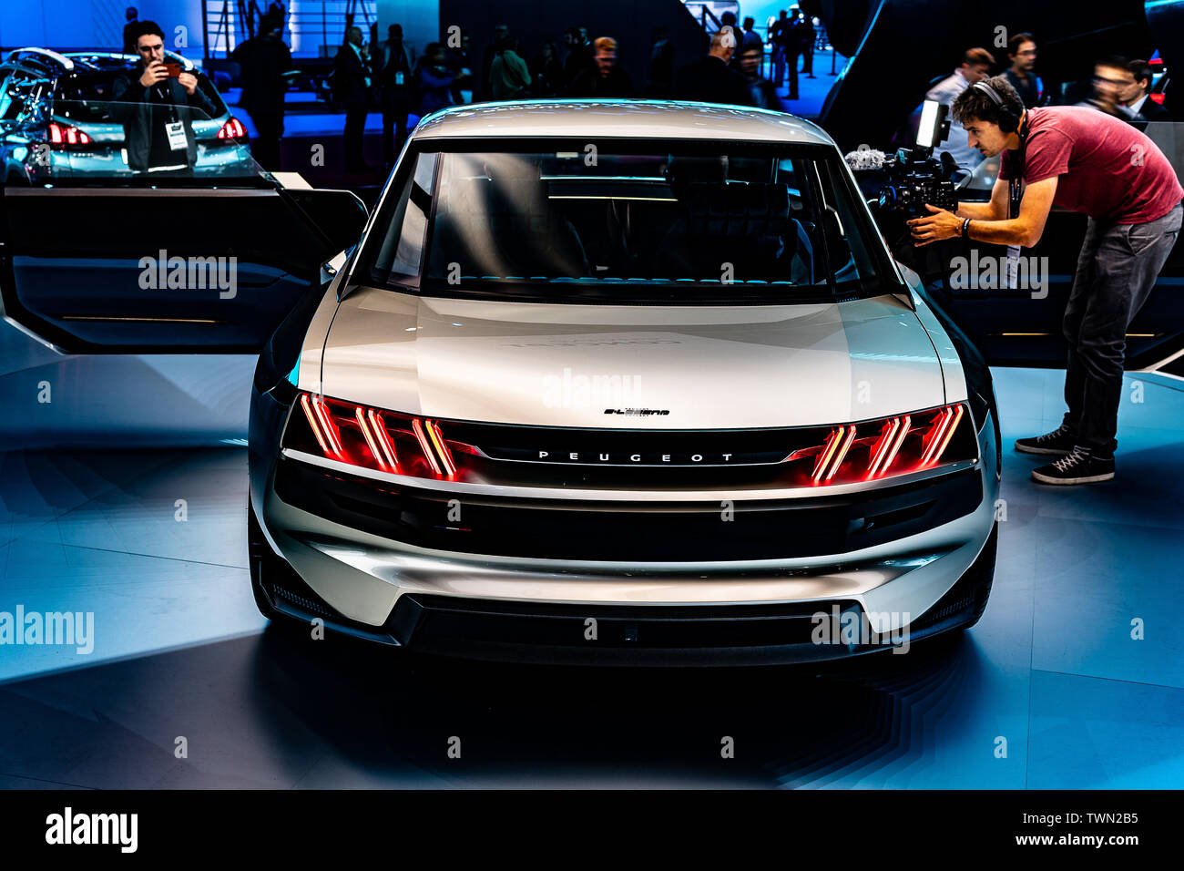Parigi, Francia, 02 ott 2018 Peugeot e-leggenda concetto, vettura sportiva elettrica, in stile 504 Coupe Mondial Motor Show di Parigi, il prototipo creato da Peugeot Foto Stock
