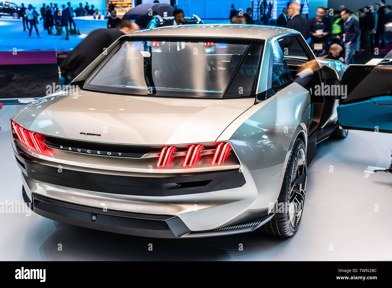 Parigi, Francia, 02 ott 2018 Peugeot e-leggenda concetto, vettura sportiva elettrica, in stile 504 Coupe Mondial Motor Show di Parigi, il prototipo creato da Peugeot Foto Stock