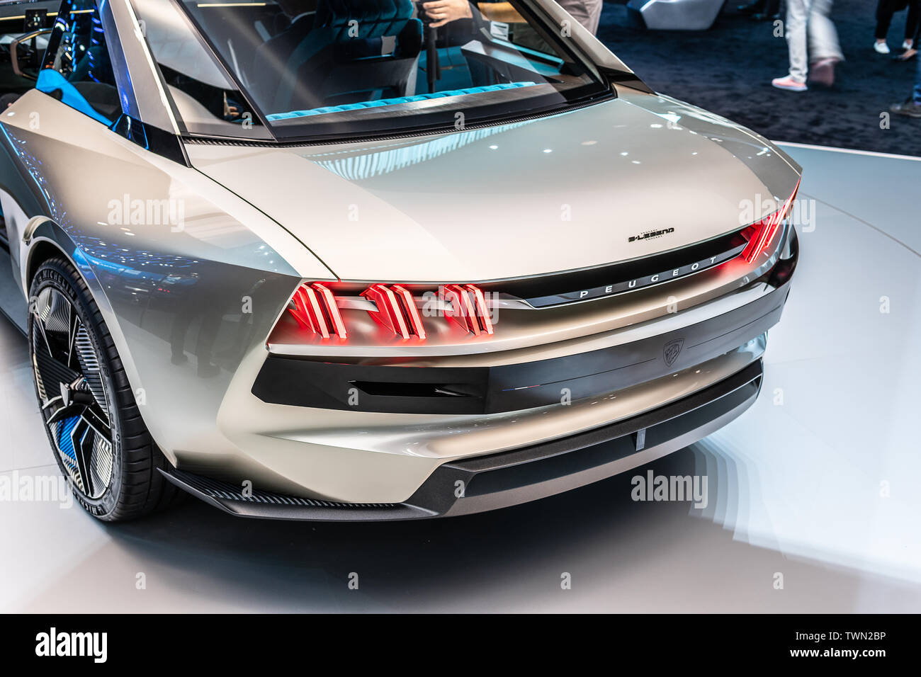 Parigi, Francia, 02 ott 2018 Peugeot e-leggenda concetto, vettura sportiva elettrica, in stile 504 Coupe Mondial Motor Show di Parigi, il prototipo creato da Peugeot Foto Stock