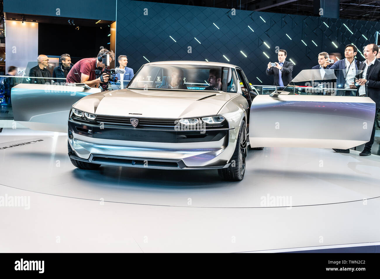 Parigi, Francia, 02 ott 2018 Peugeot e-leggenda concetto, vettura sportiva elettrica, in stile 504 Coupe Mondial Motor Show di Parigi, il prototipo creato da Peugeot Foto Stock