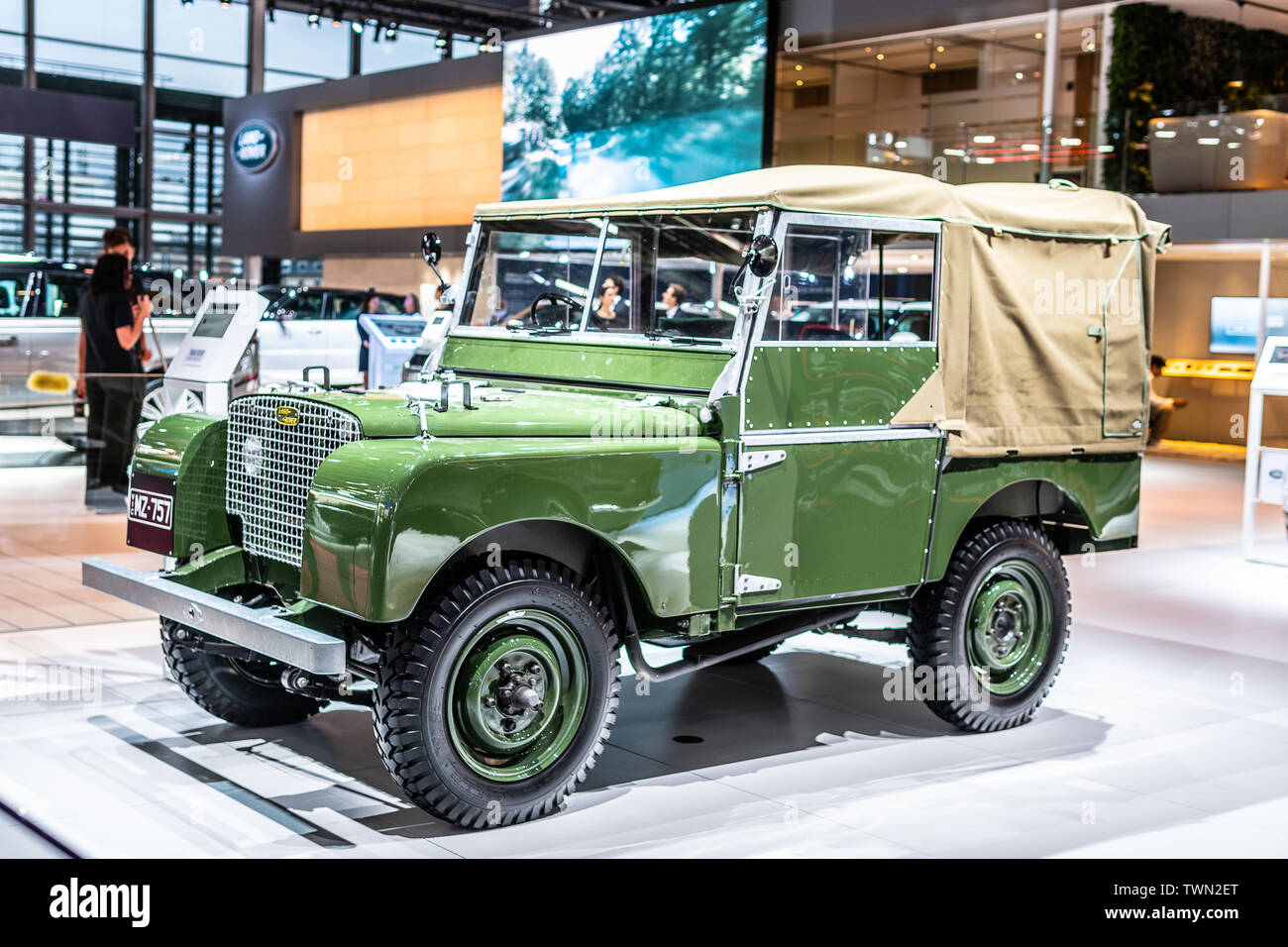 Parigi, Francia, Ott 2018 Land Rover Serie I rinati classico vecchio retrò off-road auto al Mondial Motor Show di Parigi, completamente restaurata auto da Land Rover Co. Foto Stock