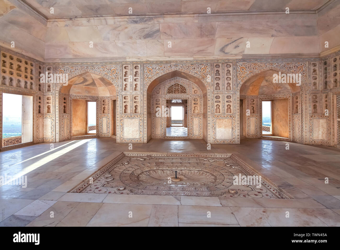 Agra Fort architettura di marmo bianco con parete intricate sculture di illustrazioni. Agra fort è un sito patrimonio mondiale dell'UNESCO Foto Stock
