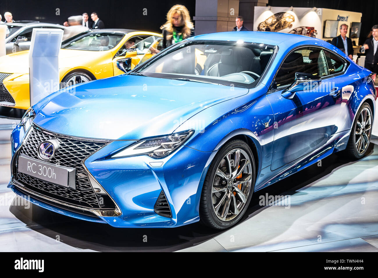 Parigi, Francia, 02 ott 2018 Lexus blu RC 300h ibrida lifting progettato per puro divertimento, Mondial Motor Show di Parigi, prodotta dalla giapponese Lexus Foto Stock