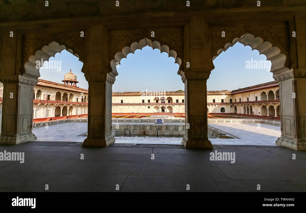 Agra Fort marmo bianco royal palace con giardino decorato di epoca medievale. Agra Fort è un forte storico situato a Agra, India Foto Stock