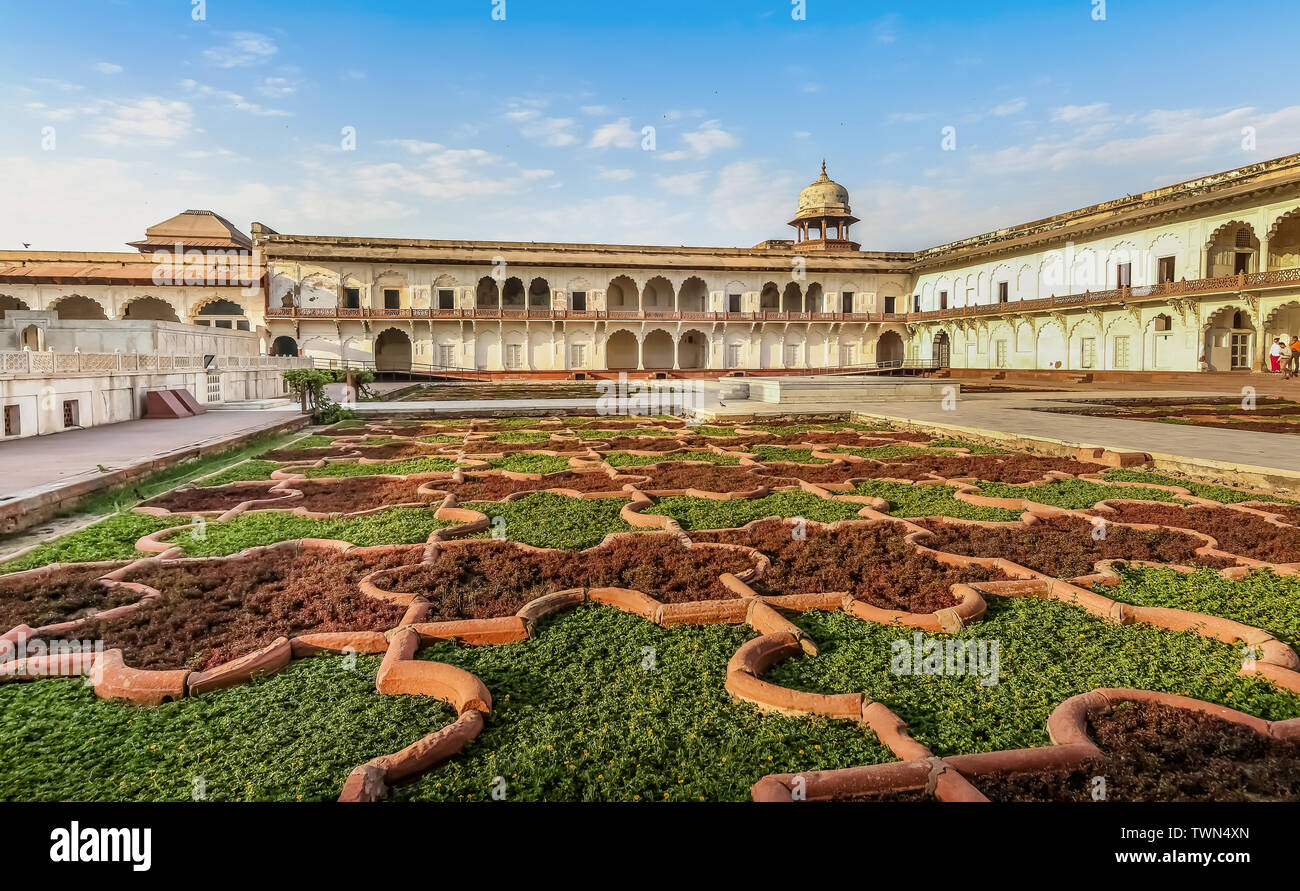 Agra Fort marmo bianco royal palace con giardino decorato di epoca medievale. Agra Fort è un forte storico situato a Agra, India Foto Stock