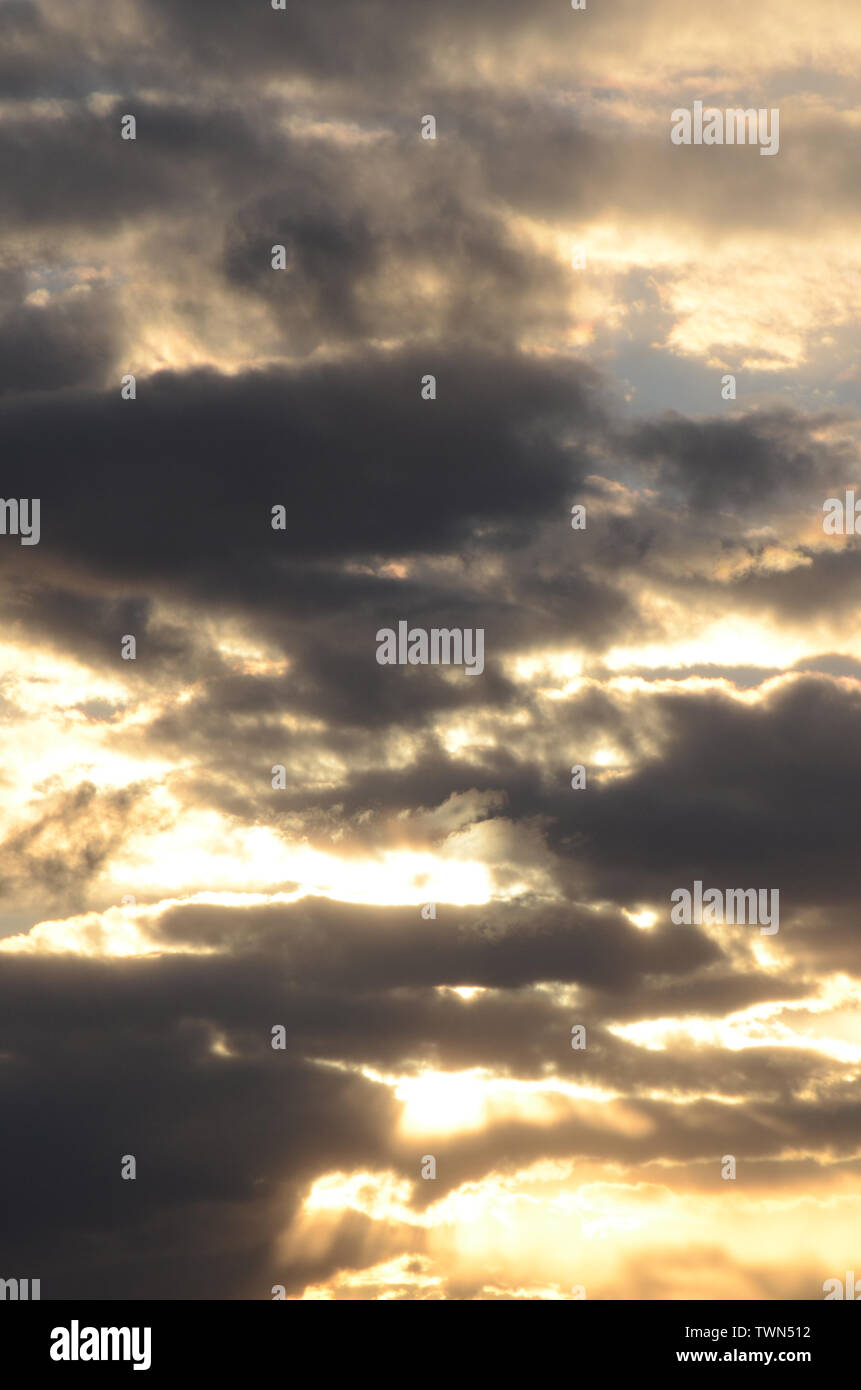 FAHRENHEIT 2020 A metà marzo tramonto lascia i cieli sopra di Newark bruciacchiato. Foto Stock