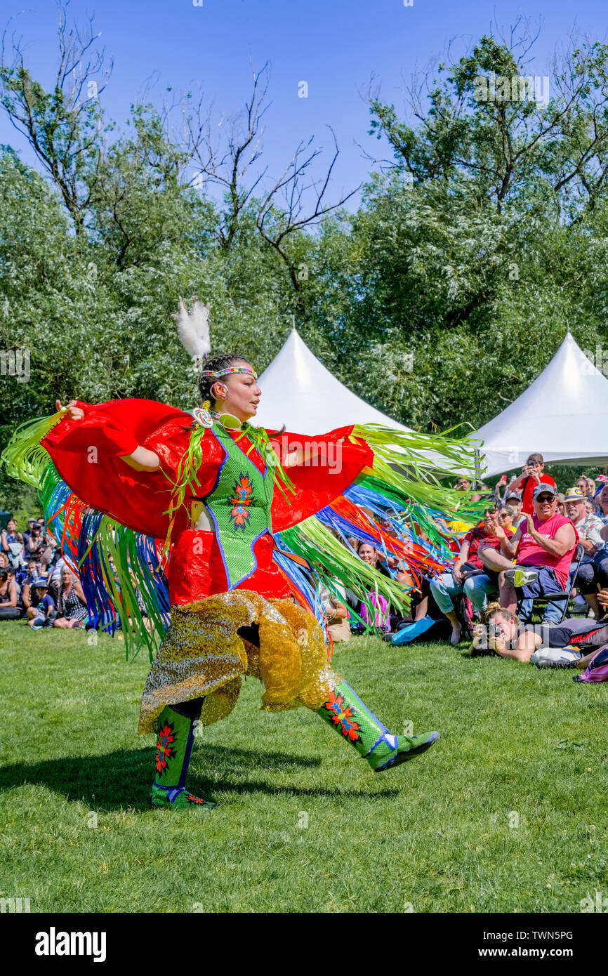 Pow Wow ballerino alla nazionale indigena Day celebrazione, trota lago, Vancouver, British Columbia, Canada Foto Stock