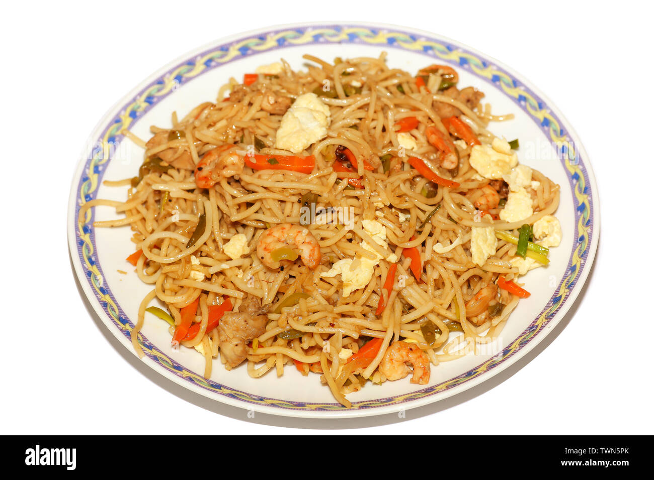 Pollo Hakka chowmein (tagliatelle) pasto con i gamberi e le uova in close up vista macro. Chowmein misti Tagliatelle con verdure è un popolare cucina cinese Foto Stock