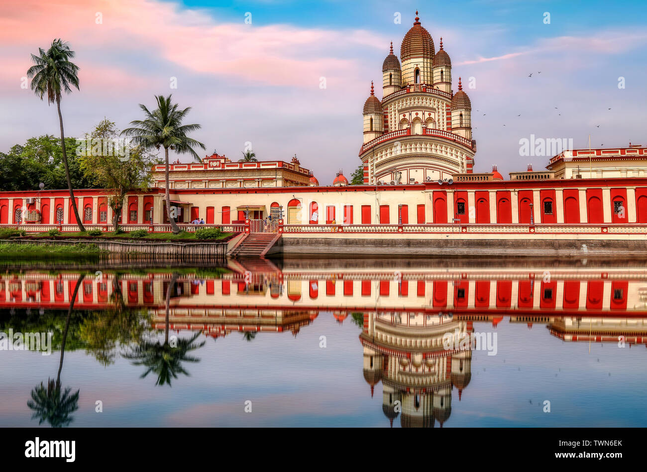 Antico tempio indù della dea Kali a Kolkata Dakshineshwar al tramonto con annessa vasca Foto Stock