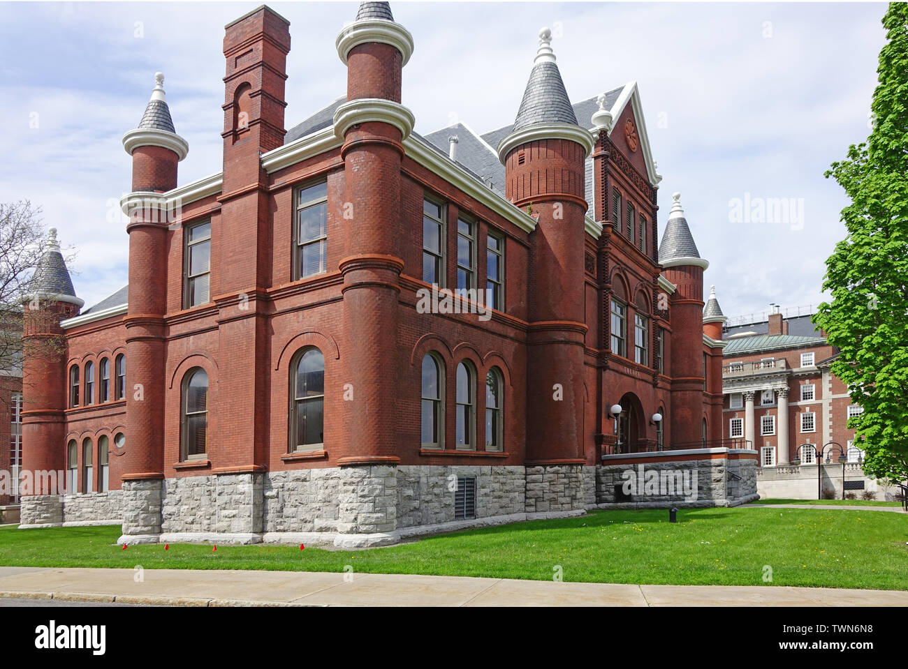 Tolley Hall, il centro di scienze umanistiche della Syracuse University, ha l'aspetto di un vecchio castello Foto Stock