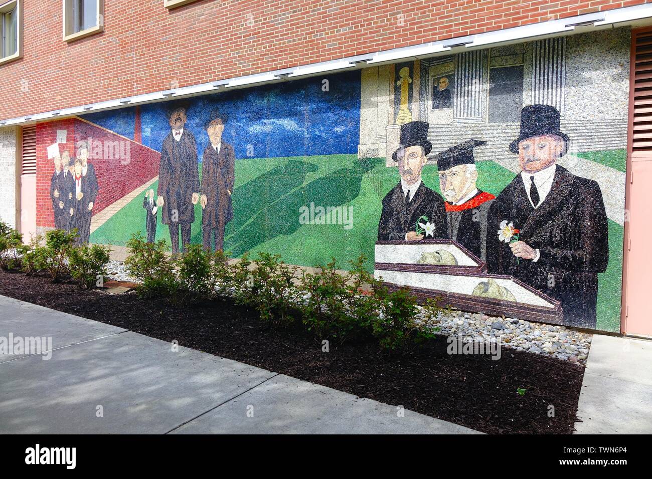 "La Passione di Sacco e Vanzetti', un mosaico murale di Ben Shahn, sul quad, (Shaw quadrangolo) Syracuse University Foto Stock