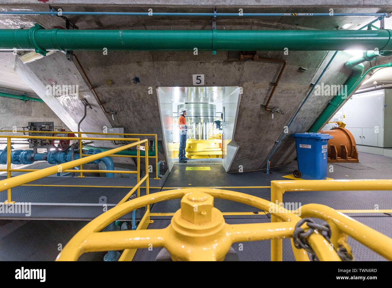 Tumut 3 Power station. Una centrale idroelettrica nel bel mezzo delle montagne innevate, Australia. La figura mostra le turbine. Foto Stock