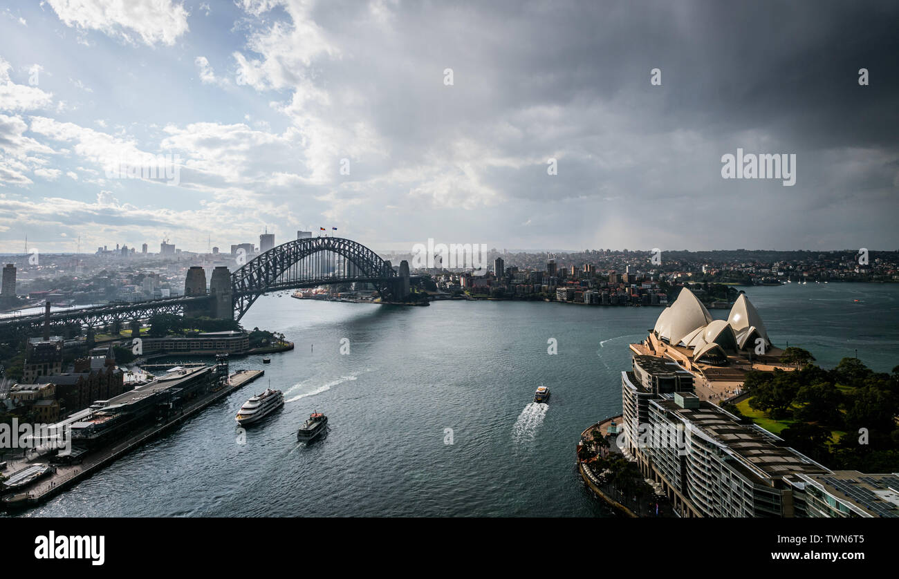 Un giorno di tempesta in Sydney. Presi dall'edificio AMP in Circular Quay Foto Stock