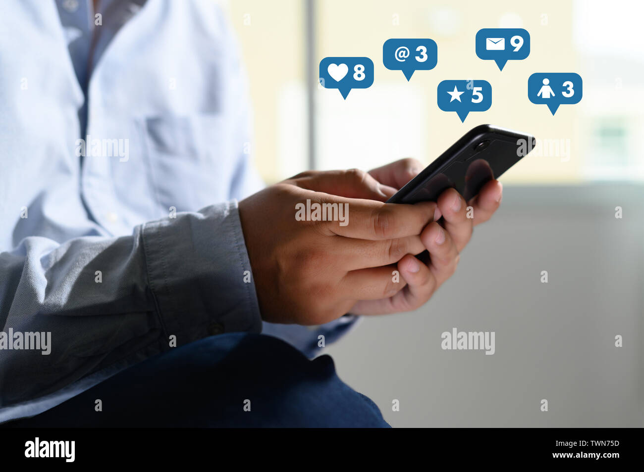 I social media , social network concetto con smart phone telefono uomo con i social media il diagramma di rete Foto Stock