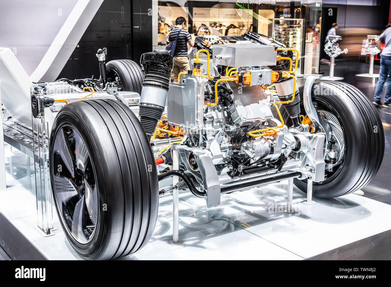 Parigi, Francia, 10-05, 2018 sezione trasversale, Audi e-tron 55 quattro SUV, alta tensione batteria, motore elettrico motore, Mondial Motor Show di Parigi, da Audi Foto Stock