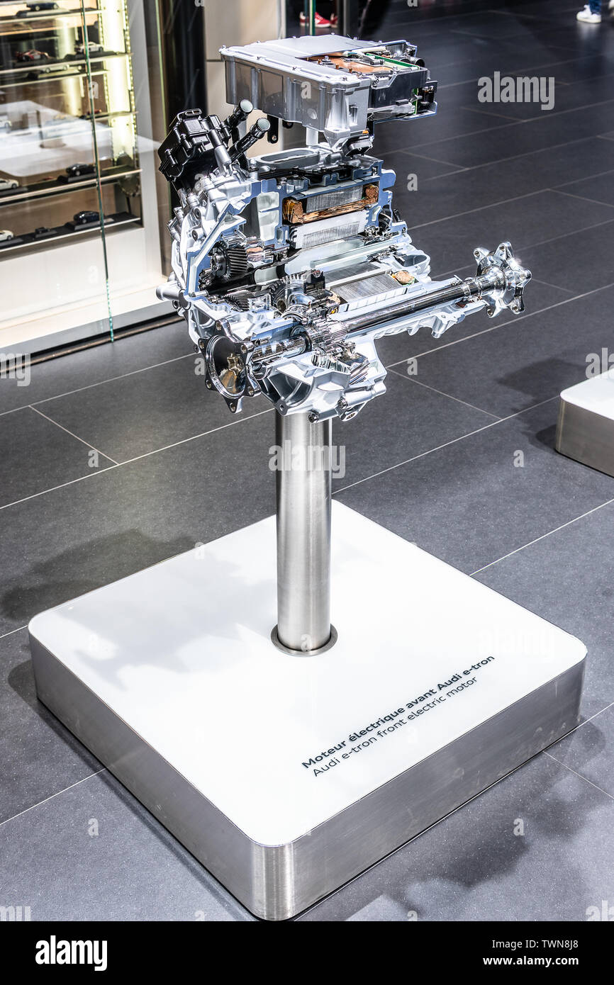 Parigi, Francia, 10-05, 2018 sezione trasversale, Audi e-tron 55 quattro SUV, alta tensione batteria, motore elettrico motore, Mondial Motor Show di Parigi, da Audi Foto Stock