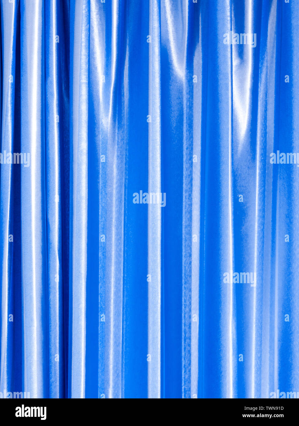Brillante e di colore colore blu di tenda in camera Foto Stock