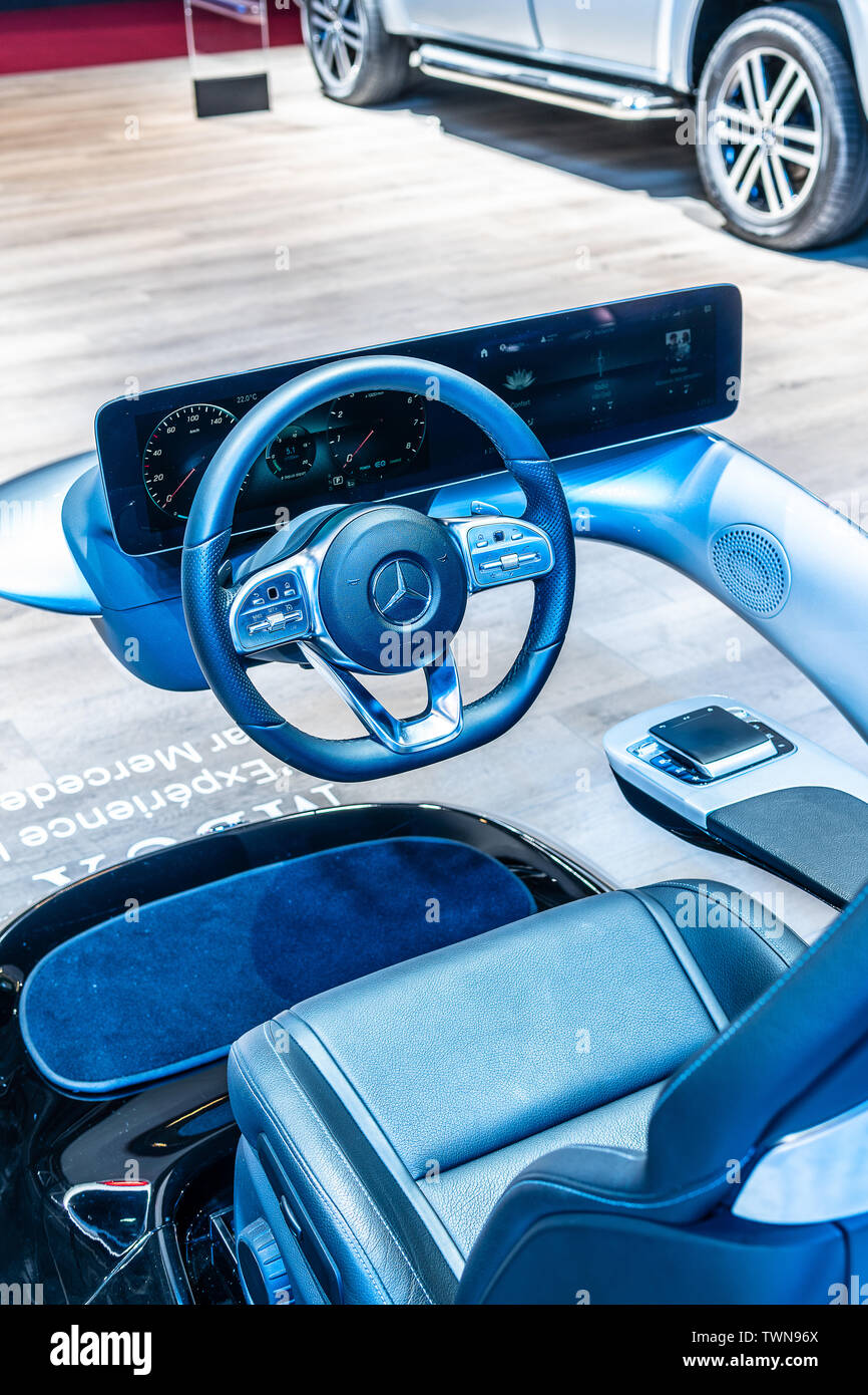 Parigi, Francia, ottobre 08, 2018 Mercedes simulatore di guida, la cabina di pilotaggio intuitivo intelligente sistema multimediale MBUX dalla Mercedes al Mondial Motor Show di Parigi Foto Stock