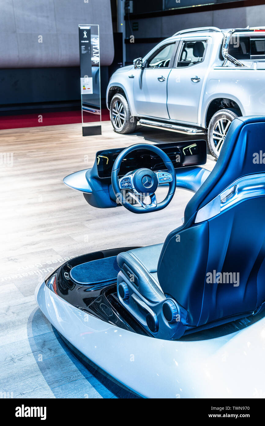 Parigi, Francia, ottobre 08, 2018 Mercedes simulatore di guida, la cabina di pilotaggio intuitivo intelligente sistema multimediale MBUX dalla Mercedes al Mondial Motor Show di Parigi Foto Stock