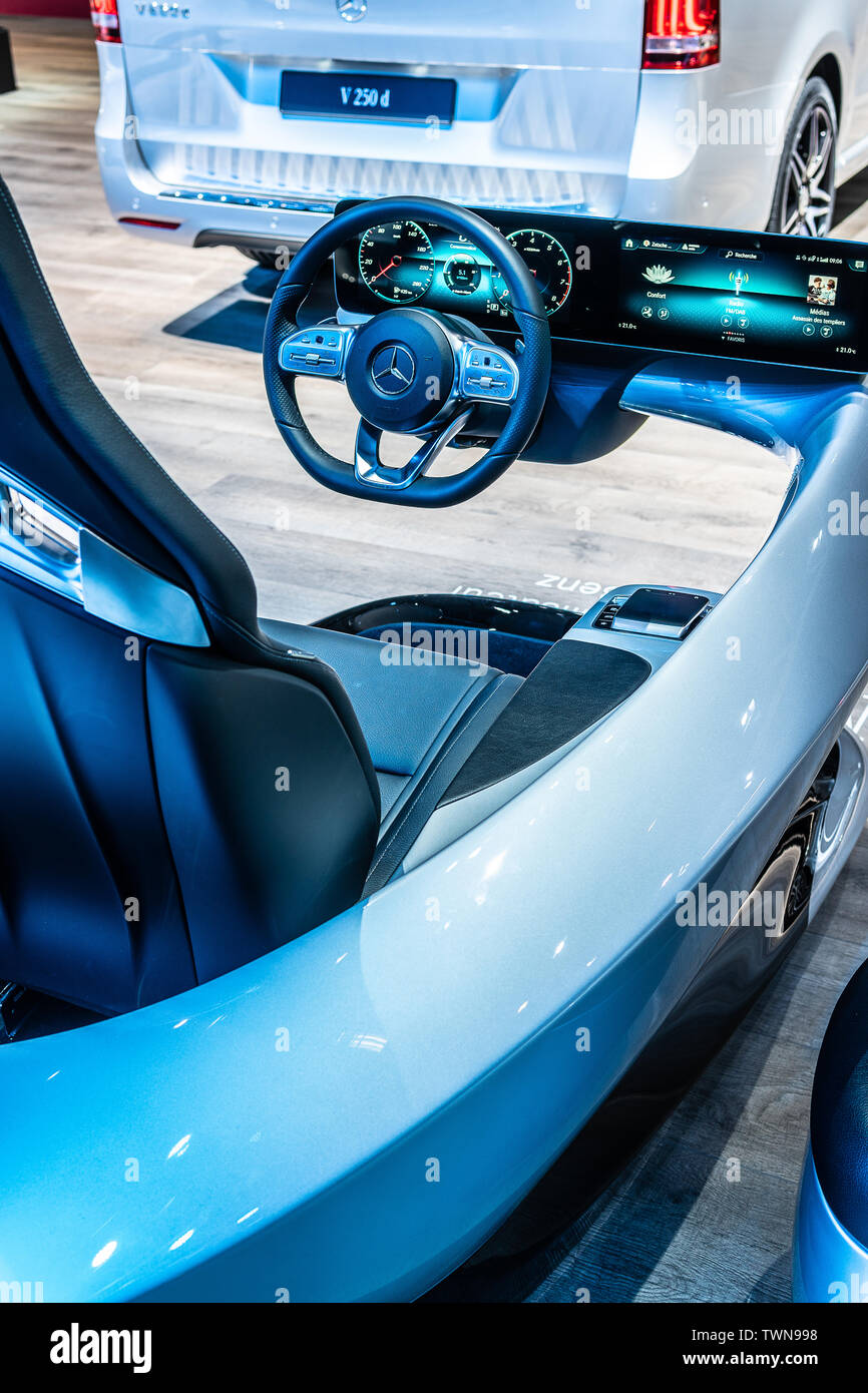 Parigi, Francia, ottobre 08, 2018 Mercedes simulatore di guida, la cabina di pilotaggio intuitivo intelligente sistema multimediale MBUX dalla Mercedes al Mondial Motor Show di Parigi Foto Stock