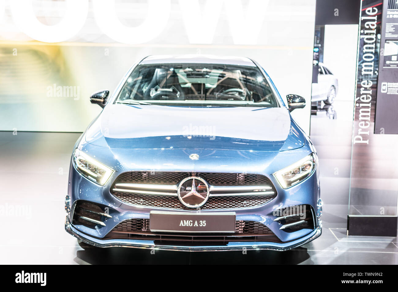 Parigi, Francia, ottobre 2018 blu Mercedes-AMG A 35 4MATIC+ al Mondial Motor Show di Parigi, Gen 4 A-la classe W177 prodotta da Mercedes Benz Foto Stock