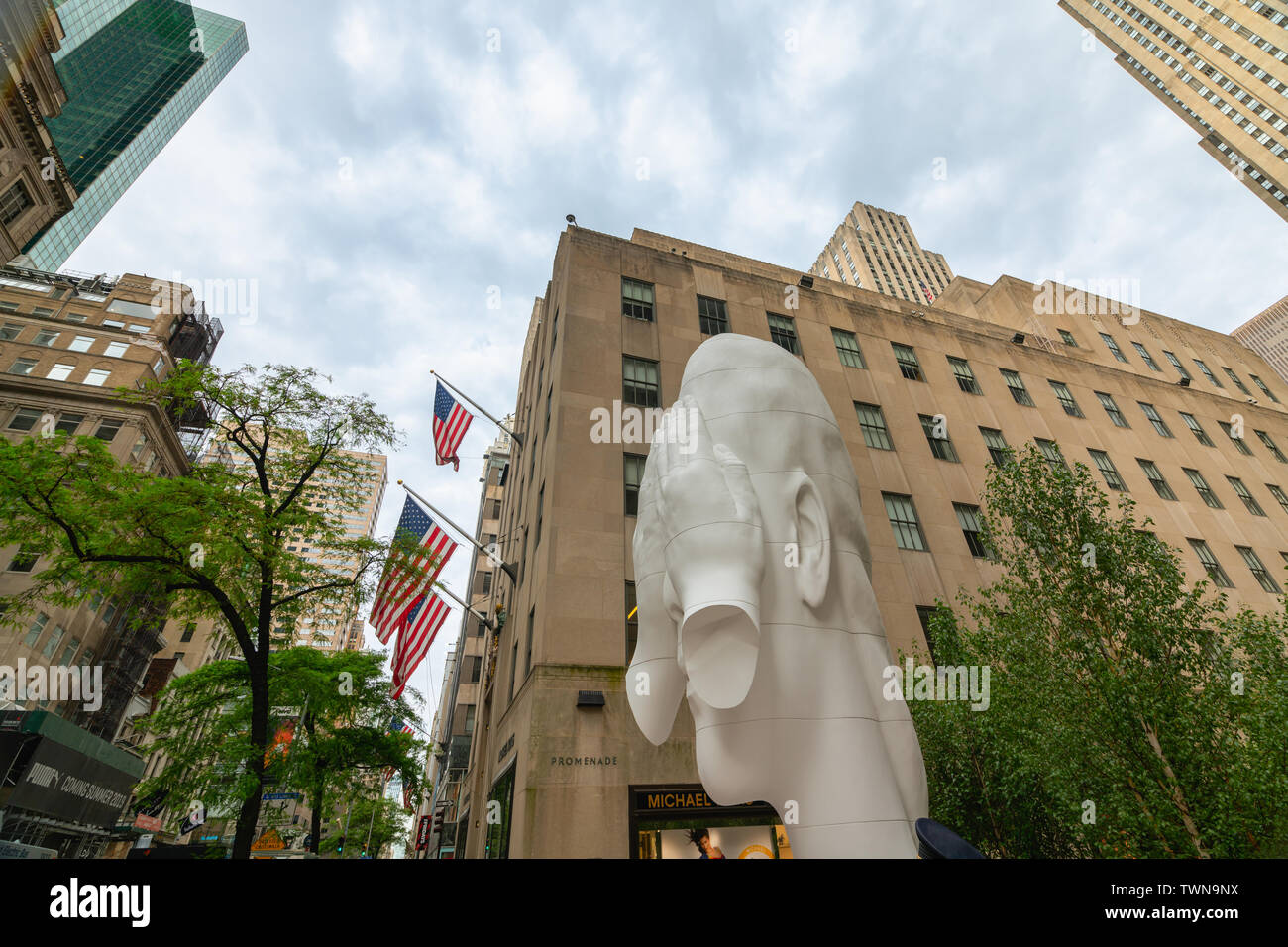 New York City/USA-Maggio 28, 2019 Fifth Avenue, Rockefeller Plaza, foto di fregio scultura. Jaume da Plensa a - Dietro le mura. Midtown di Manhattan Foto Stock