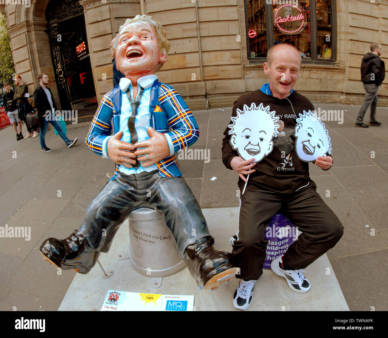 Glasgow, Scotland, Regno Unito 21 Giugno, 2019. Regno Unito: Meteo soleggiato in città il giorno più lungo o il solstizio d'estate come strada locale celebrity leone famoso per il suo utube rave ballando si unisce al oor wullie utube divertente come egli si pone con la Rod Stewart statua in stile miglio di Buchanan Street.. Credito: Gerard Ferry/ Alamy Live News Foto Stock