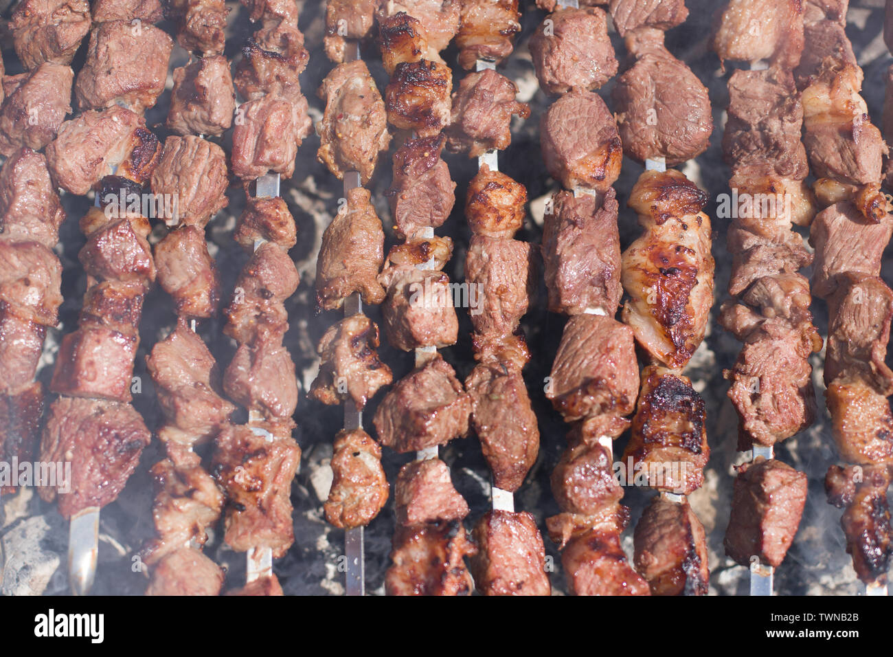 La consistenza della carne arrosto. Stuzzicante di tagli di carne su spiedini. Agnello alla griglia, molto gustoso cibo. Sfondo Kebab Foto Stock