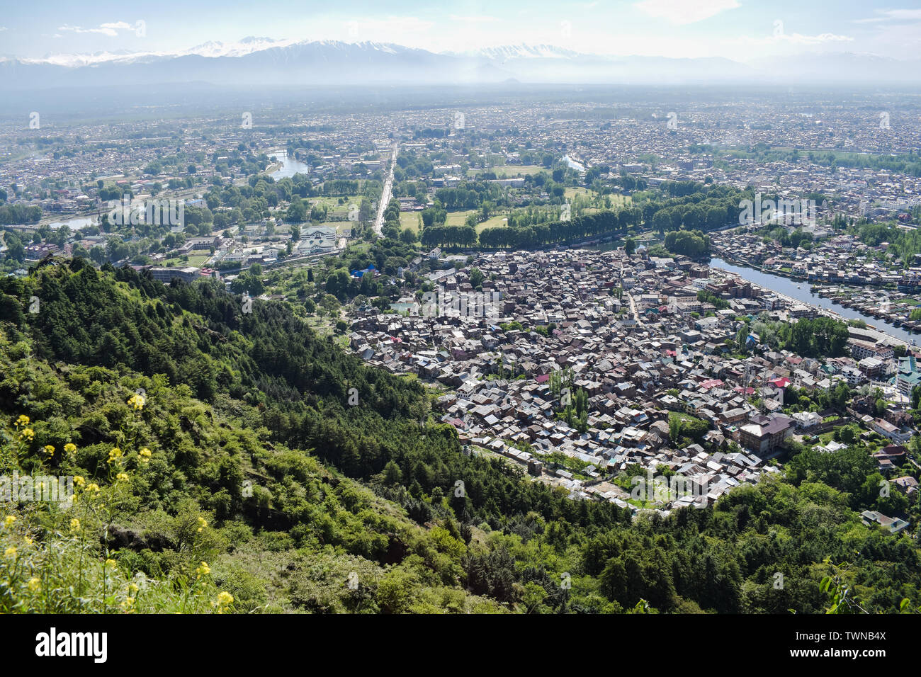 Vista superiore della città intorno al lago d'acqua. Drone shot della città. Vista aerea della città. Paesaggio urbano drammatico. Foto Stock