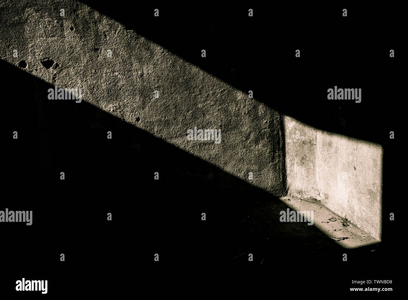 Un singolo raggio di luce sulla parete di un vuoto bunker di calcestruzzo Foto Stock