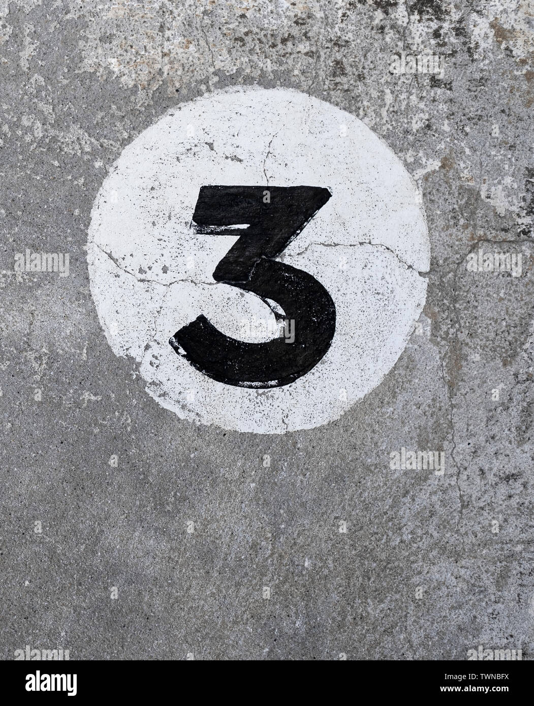 Dipinto numero tre su una parete di rendering Foto Stock