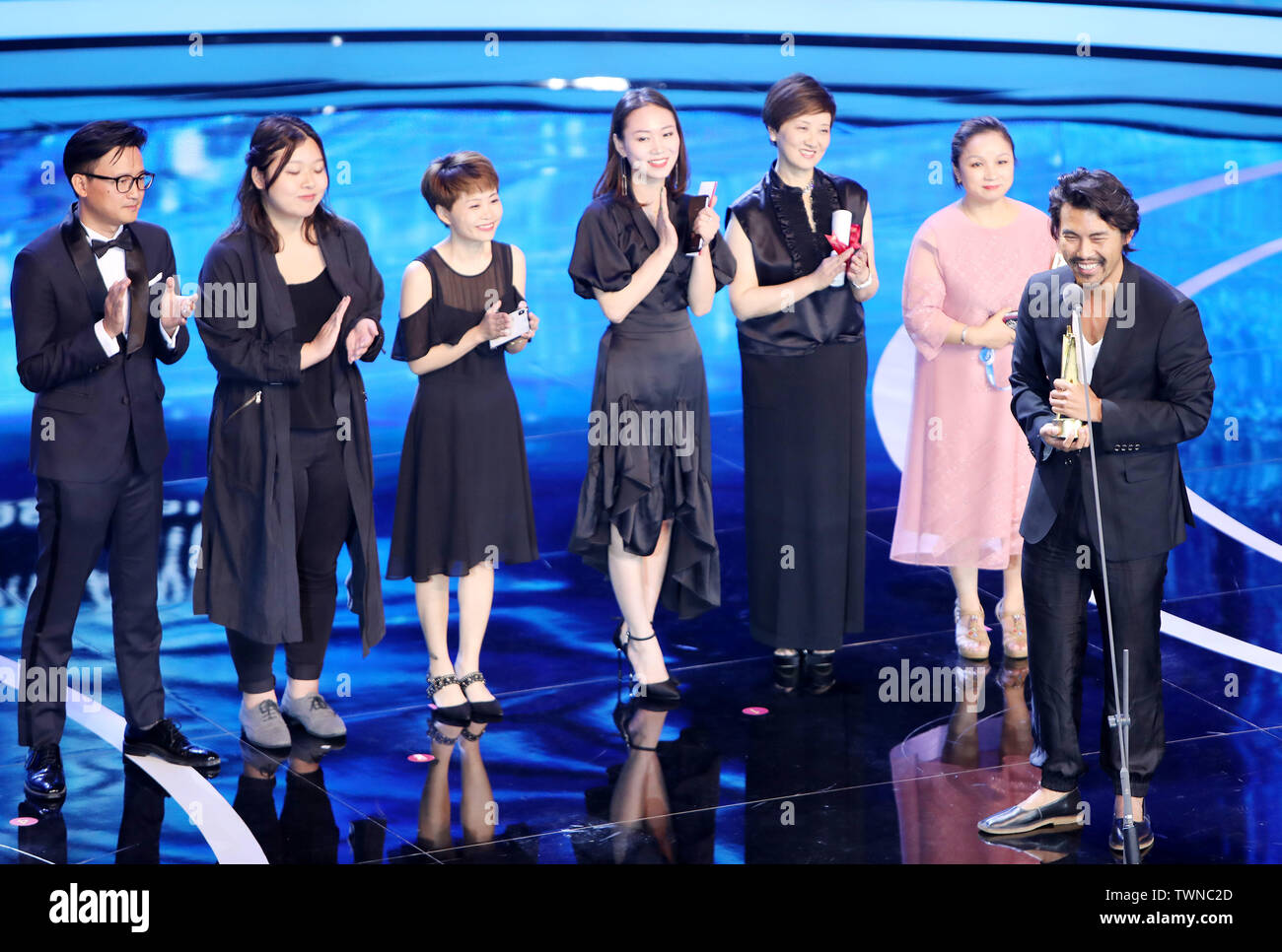 (190622) -- Shanghai, 22 giugno 2019 (Xinhua) -- membri del cast del film cinese " Vivere a cantare' frequentare l'Asian nuovo Talent Award sezione del ventiduesimo Shanghai International Film Festival di Shanghai, Cina orientale, Giugno 21, 2019. "A VIVERE per cantare", un film cinese circa tradizionale opera del Sichuan, ha vinto il premio del miglior film alla Asian nuovo Talent Award sezione del ventiduesimo Shanghai International Film Festival venerdì. Il best director award è stato presentato al regista giapponese Yuko Hakota per il suo film "Blu ora,' e la migliore sceneggiatura premio è andato al film indonesiano 'Mountain canzone.' Il Come Foto Stock
