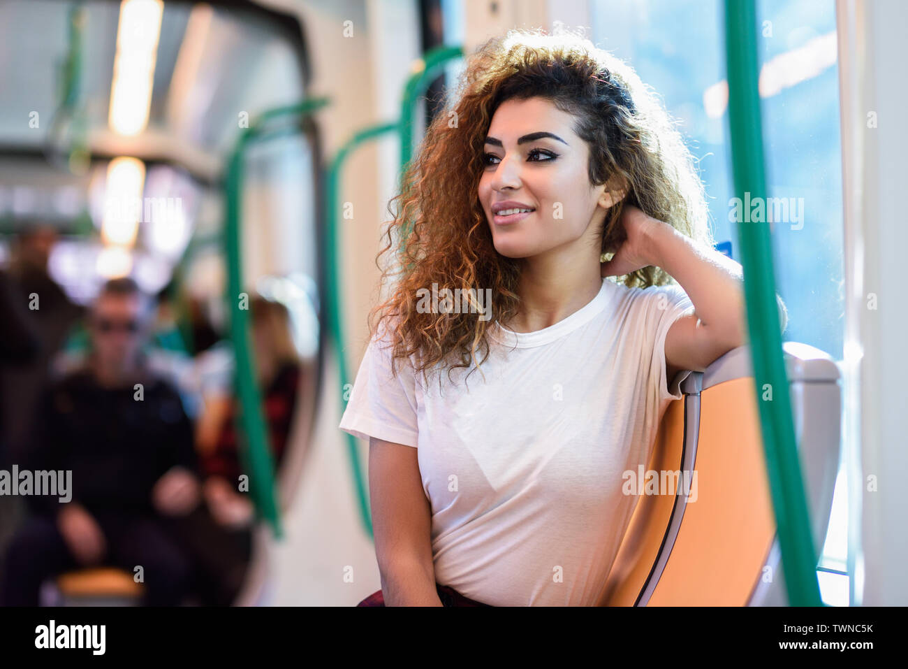 La donna araba all'interno del treno della metropolitana. Ragazza araba in abiti casual. Foto Stock